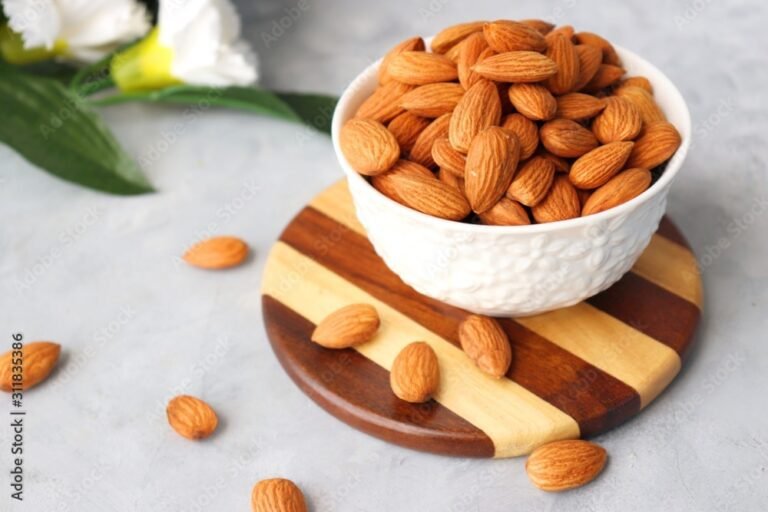 amandes dans un bol sur une table