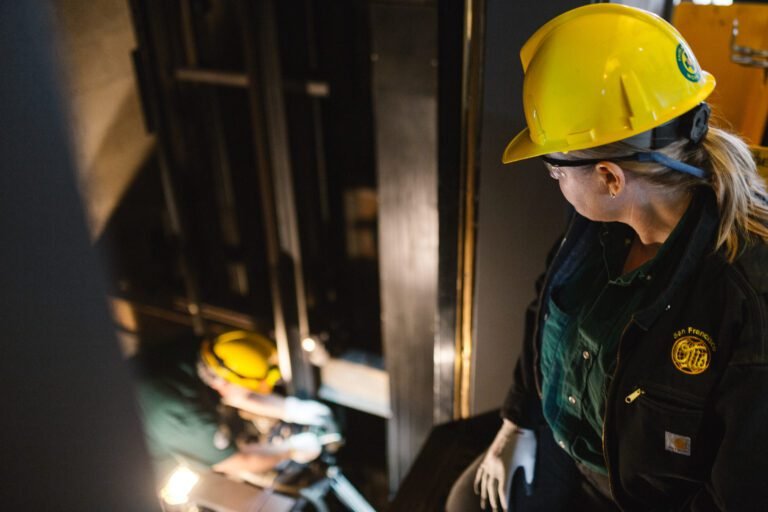 ascenseur en maintenance avec technicien