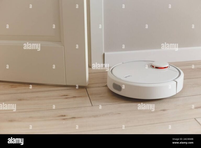 aspirateur robot en action sur un sol