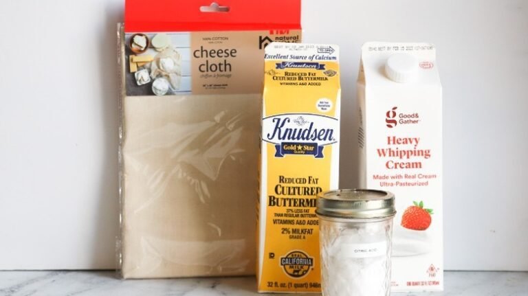 bocal de creme fraiche et ingredients frais