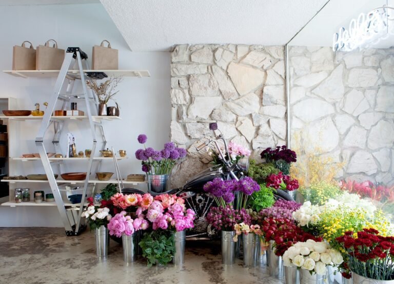 Qui sont les meilleurs artisans fleuristes en France 30 bouquets de fleurs colores dans une boutique