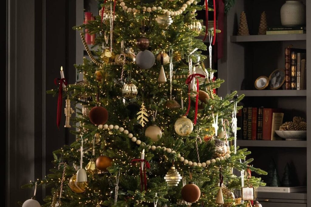 Comment décorer votre sapin de Noël avec des branches élégantes 1 branches elegantes ornant un sapin de noel