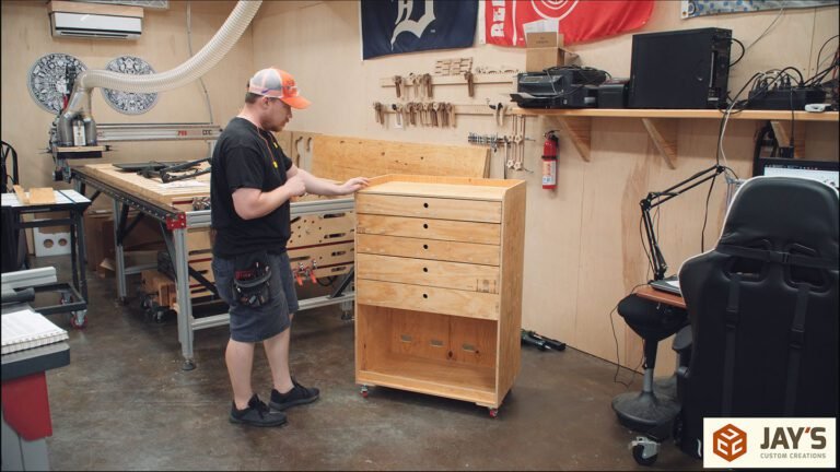 bureau avec materiel de creation de fiches