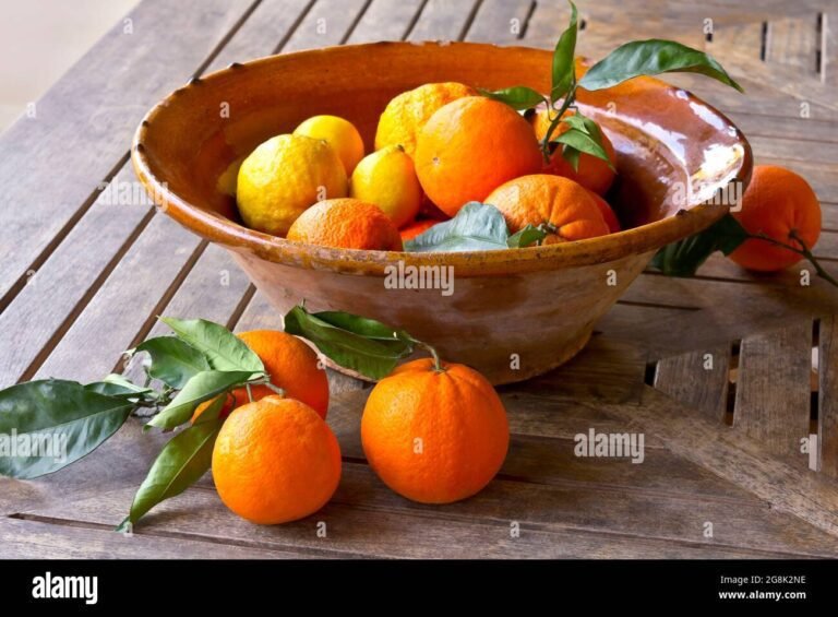 citrons et oranges frais sur une table