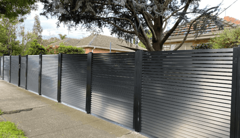 Clôture en PVC ou en Alu : Quelle est la meilleure option pour vous 18 comparaison visuelle de clotures en pvc et alu