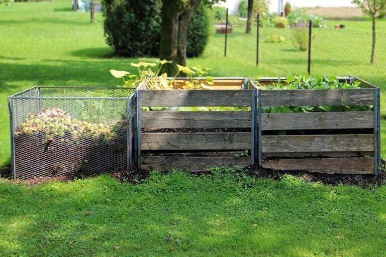 Comment faire son compost efficacement au jardin Guide pratique 30 compost en tas dans un jardin verdoyant