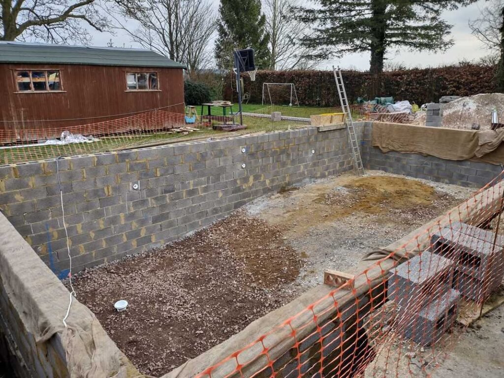 Comment construire une piscine en parpaing soi-même étape par étape