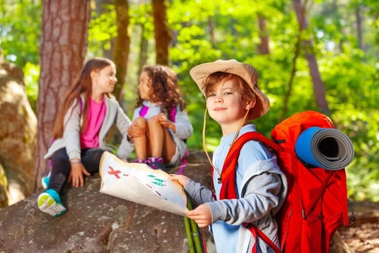 Comment organiser une chasse au trésor inoubliable pour un anniversaire 8 enfants cherchant des indices en plein air