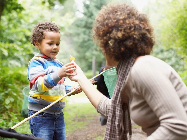 Comment organiser une chasse au trésor au parc floral 44 enfants cherchant des tresors dans un parc