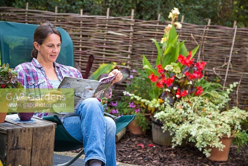 femme lisant un magazine de jardinage