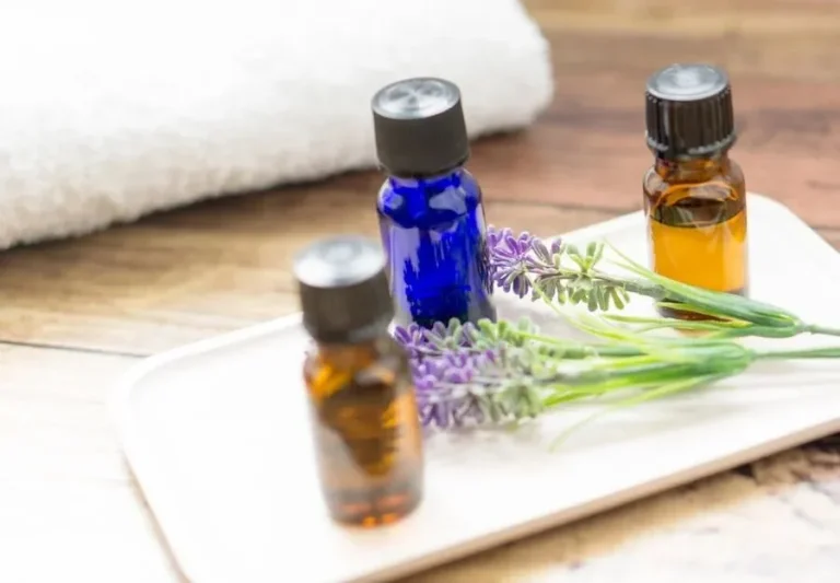 Quelles huiles essentielles choisir pour parfumer vos savons maison 37 flacon dhuiles essentielles colorees