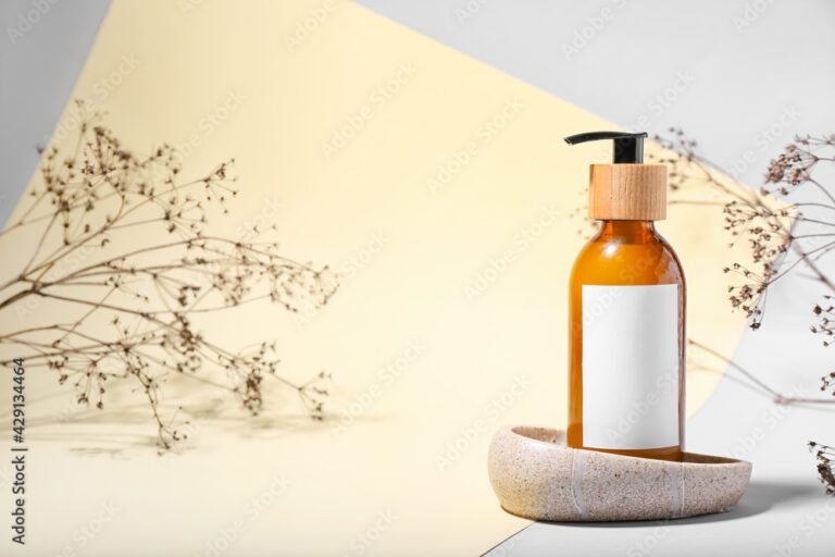 flacons de shampoings sur fond colore