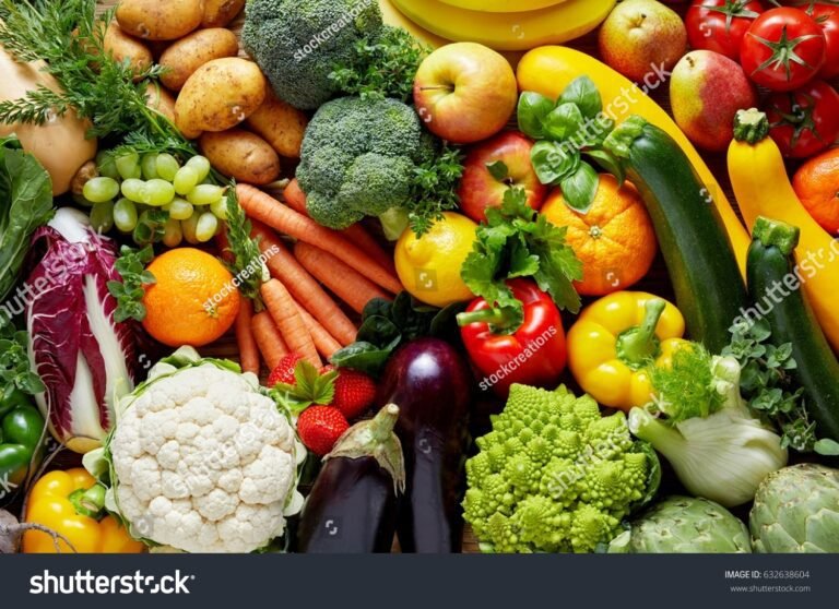 Comment adopter un mode de vie sain au quotidien 29 fruits et legumes colores sur une table