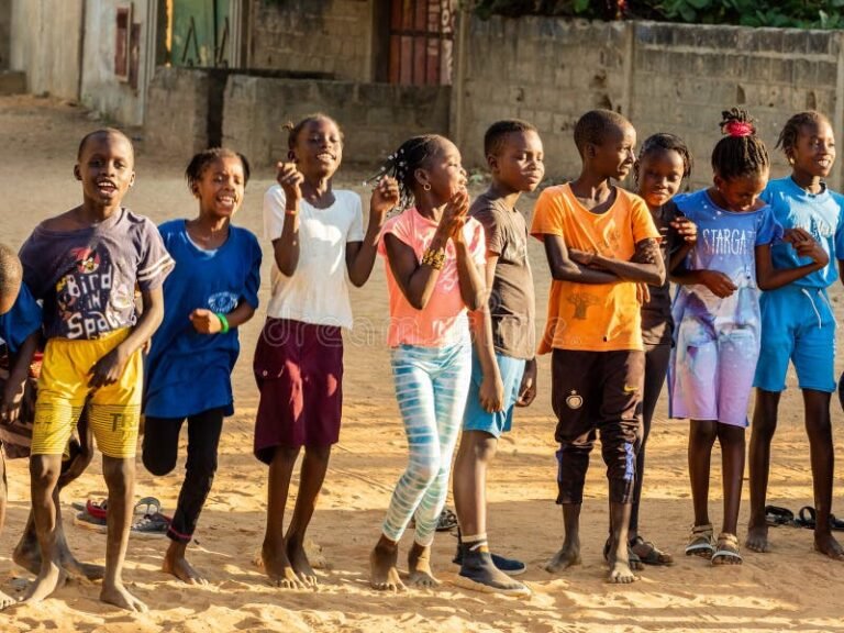 Quelles activités amusantes faire dehors pour les adolescents 32 groupe dadolescents jouant a lexterieur