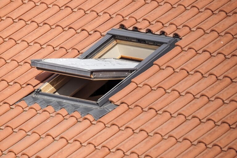 Comment réparer une fuite entre le dormant et l'ouvrant d'un Velux 20 image dun velux avec fuite visible