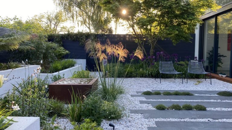 jardin elegant avec gravier blanc et plantes
