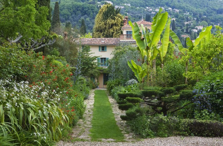Quels sont les plus beaux jardins de la Côte d'Azur à visiter 26 jardin luxuriant en pleine floraison sur la cote dazur