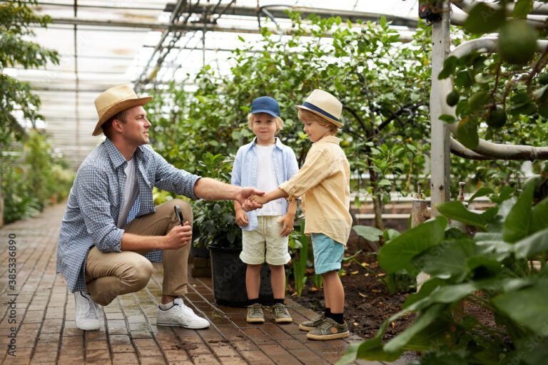 Quelle formation en horticulture choisir pour une reconversion adulte 31 jardinier ecoutant un formateur en horticulture