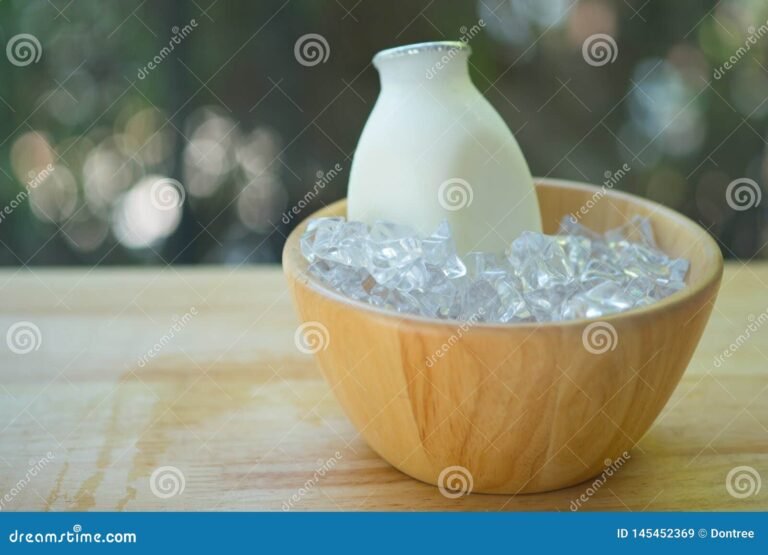 lait frais dans un bol en bois
