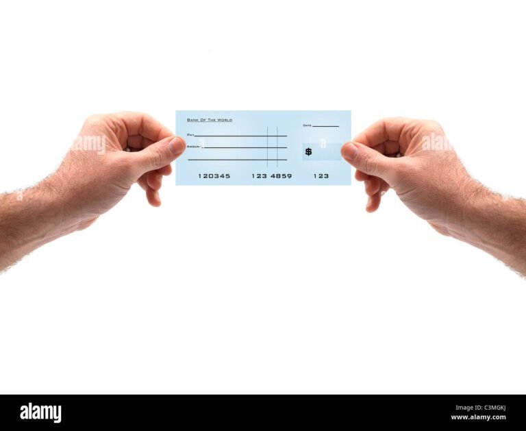 Comment acheter des chèques CESU facilement et rapidement 7 main tenant des cheques cesu colores