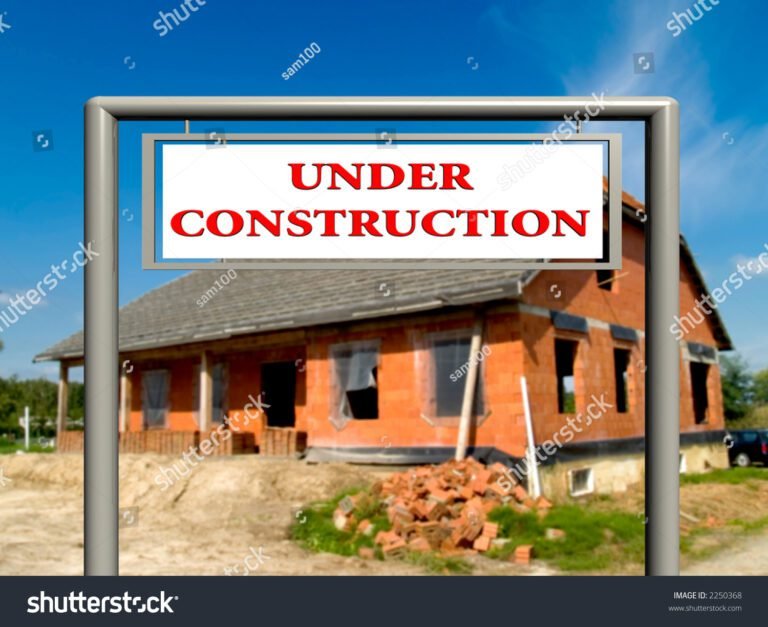 maison en construction avec panneaux de signalisation