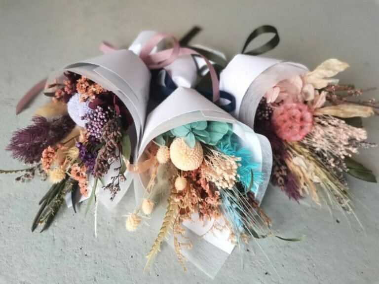 mini bouquets de fleurs sechees colorees