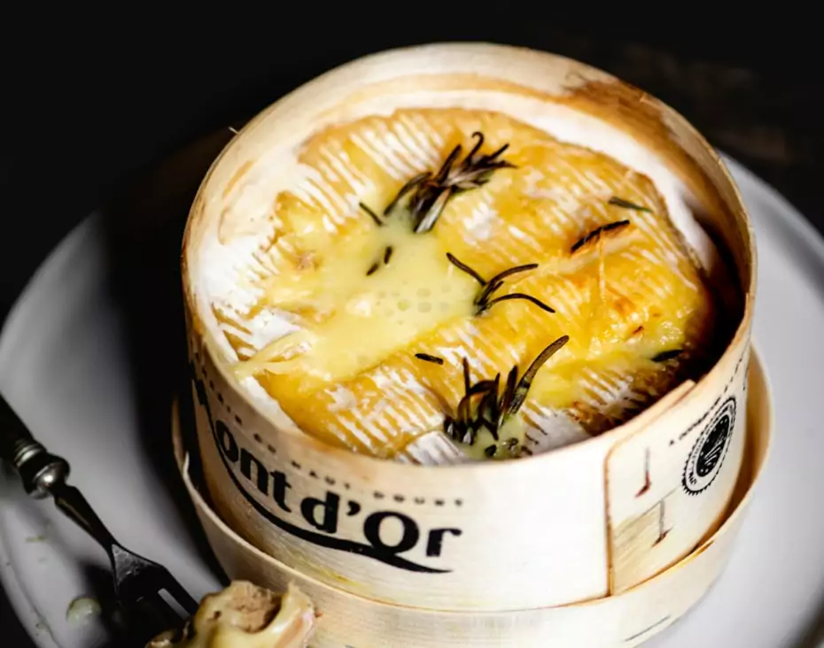 Comment réussir la cuisson parfaite du Mont d'Or au four 1 mont dor dore dans un plat au four