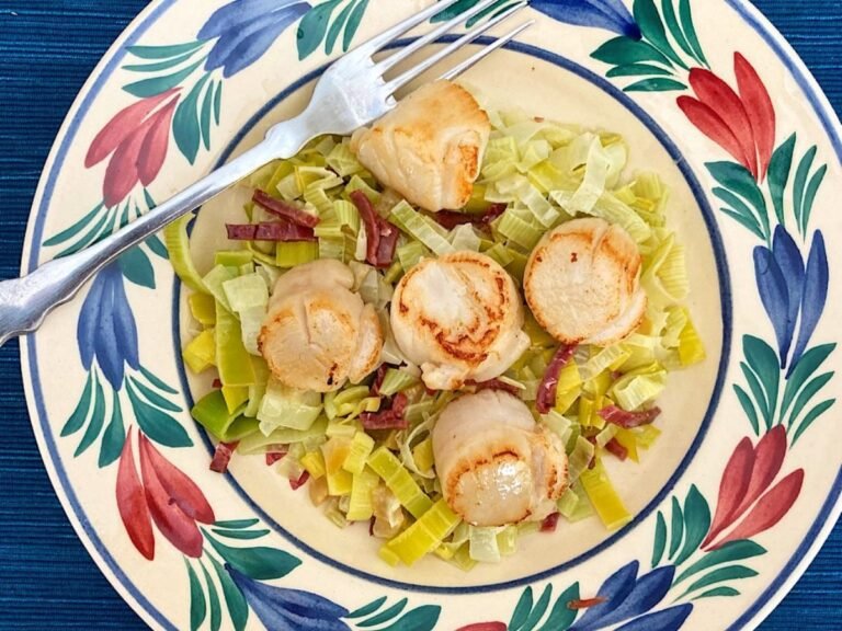 noix de saint jacques sur un lit de poireaux