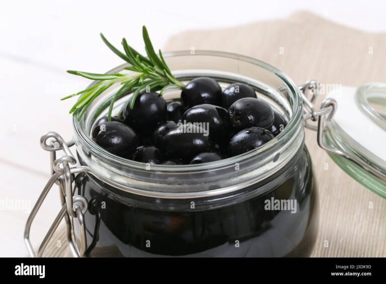 olives noires dans un bocal en verre