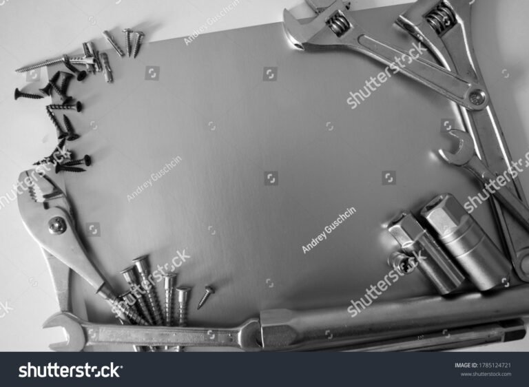 otools de serrurier sur une table