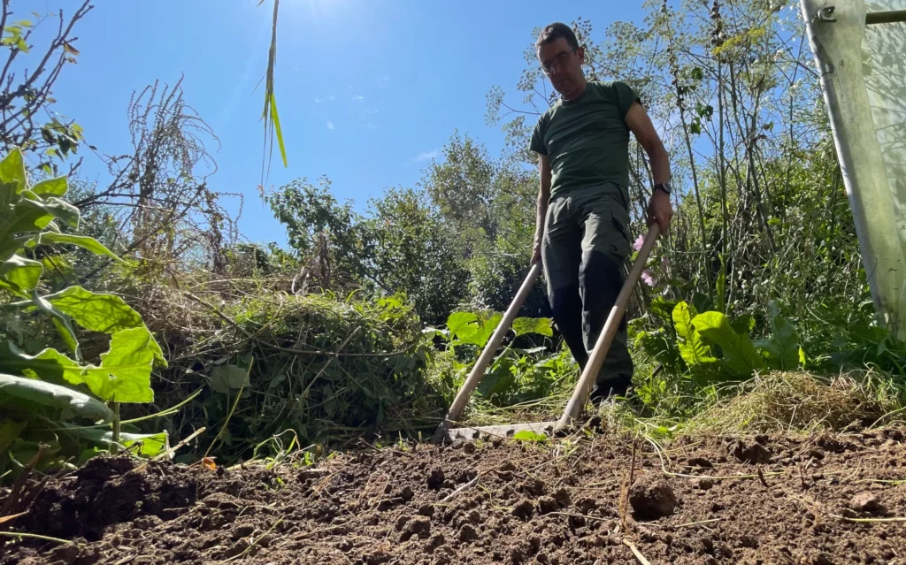 Comment refaire sa pelouse en retournant la terre efficacement