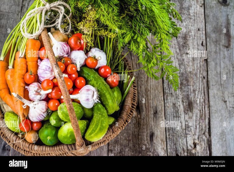 panier bio colore sur une table en bois