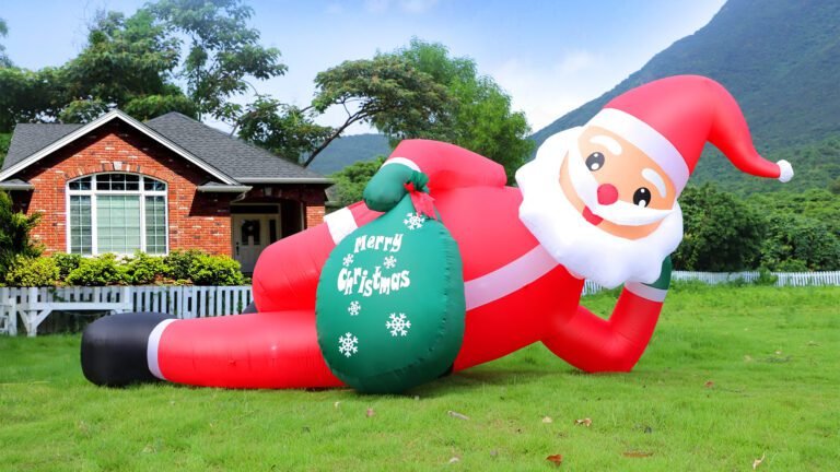 pere noel gonflable decorant un jardin