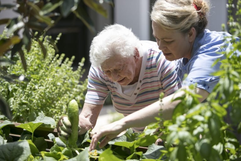 Comment aider les personnes âgées dans leur jardinage 30 personnes agees jardinant avec aide exterieure