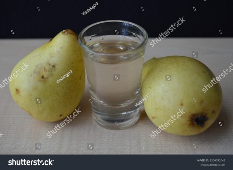Qu'est-ce que l'eau de vie de poire et comment est-elle fabriquée 2 poires entourees de distillation artisanale