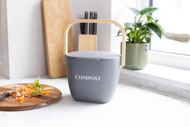 Comment réussir son compost en évitant les erreurs courantes 26 poubelle de compost avec elements naturels