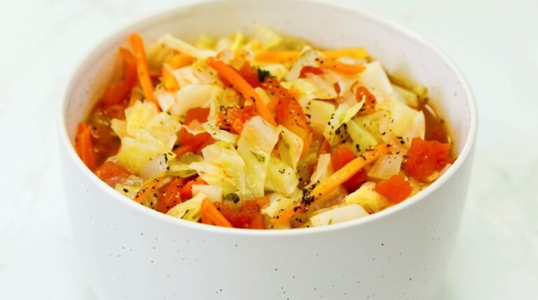 soupe au chou fumante dans un bol