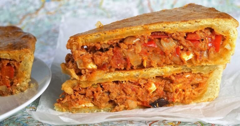 tarte au thon garnie de sauce tomate