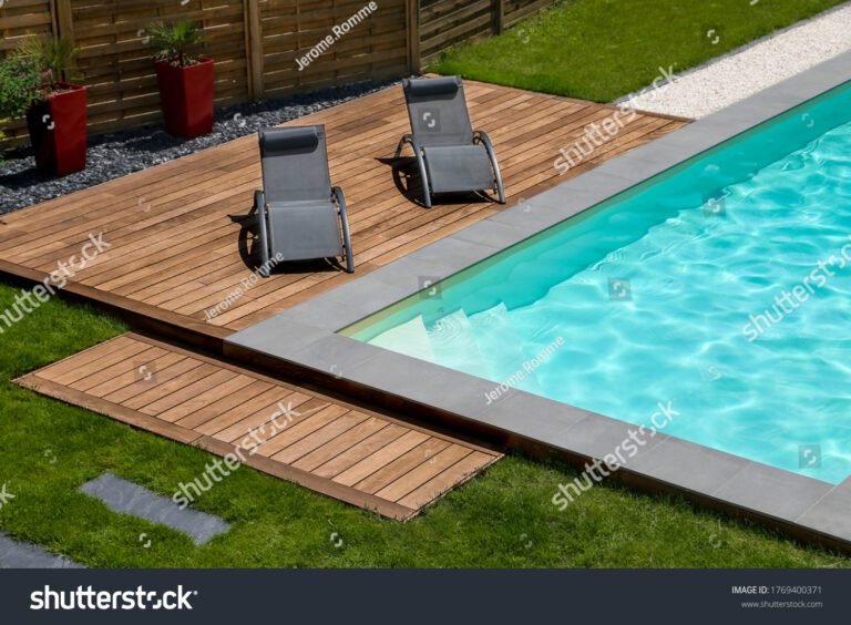 Que mettre autour d'une piscine pour un espace fonctionnel et esthétique 1 terrasse en bois autour dune piscine