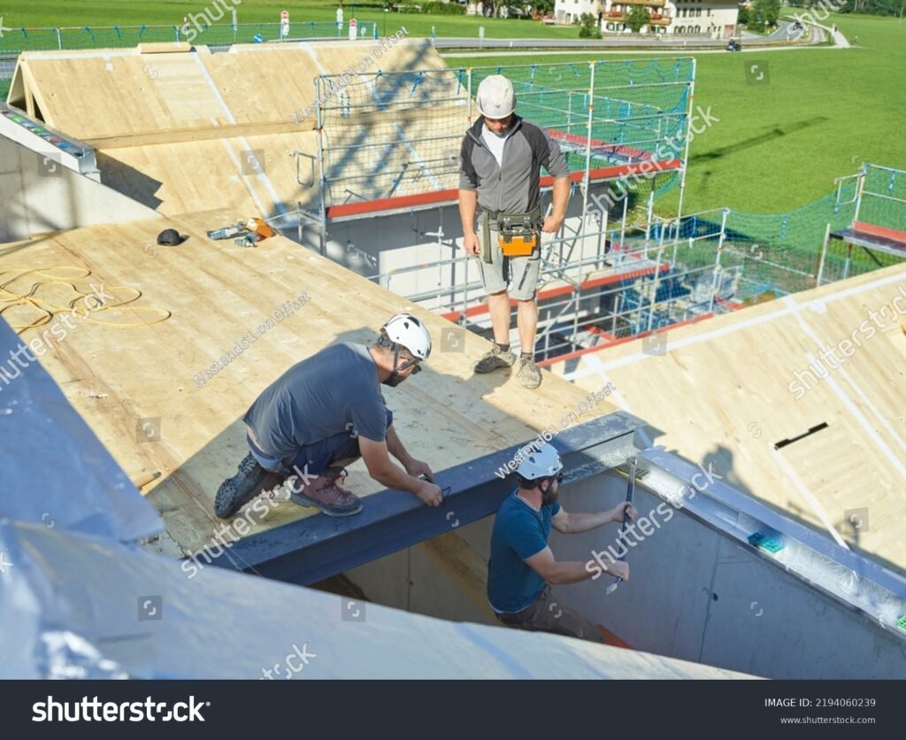 toit terrasse en construction avec outils