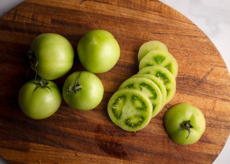 tomates vertes fraiches sur un plateau
