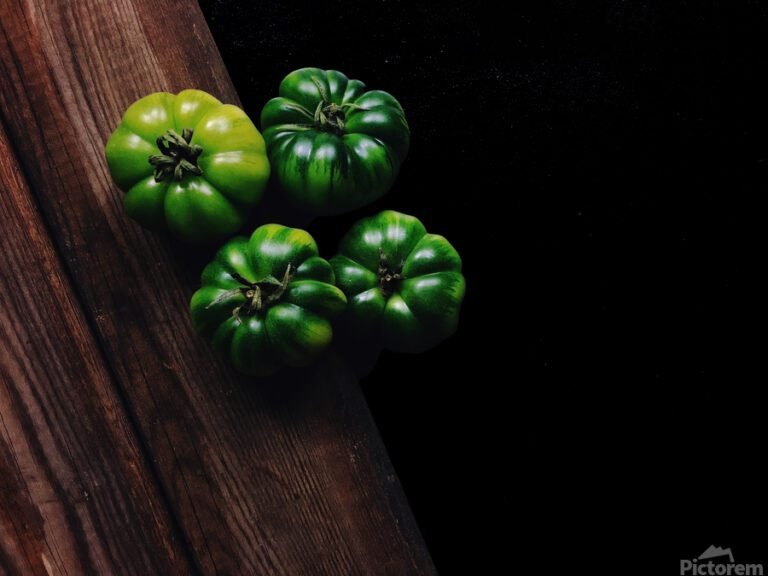 tomates vertes fraiches sur une table en bois
