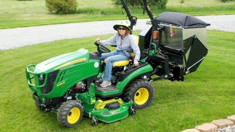 tracteur tondeuse avec ramasse feuilles en action