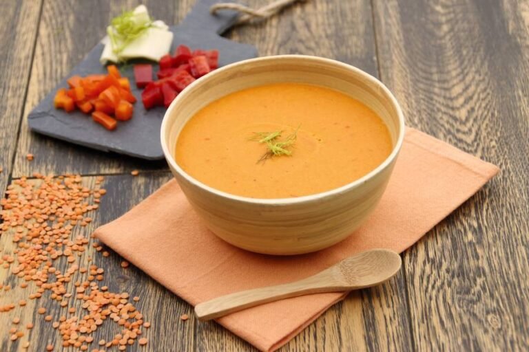 un bol de veloute aux lentilles corail