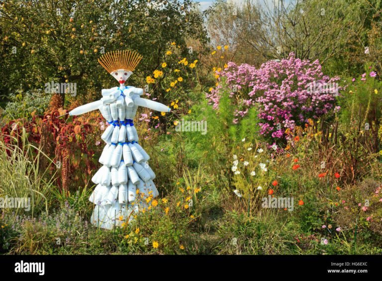 Comment faire peur aux oiseaux pour protéger votre jardin 14 un epouvantail dans un jardin fleuri