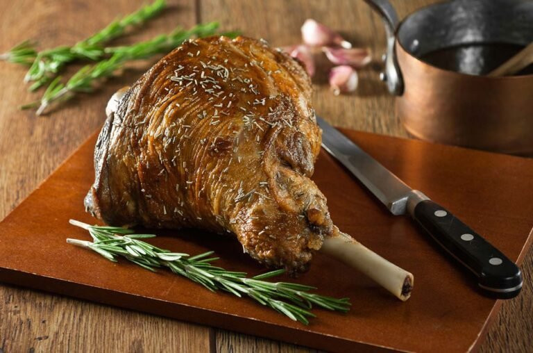 un gigot de sept heures dore au four