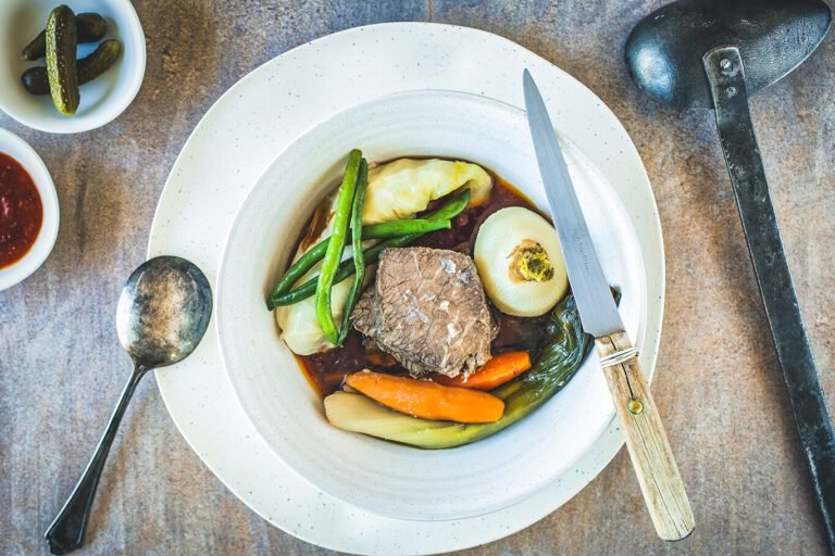 un pot au feu fumant dans une cocotte