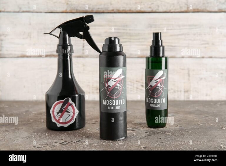 Comment éviter efficacement les piqûres de moustiques cet été 27 un spray anti moustiques sur une table