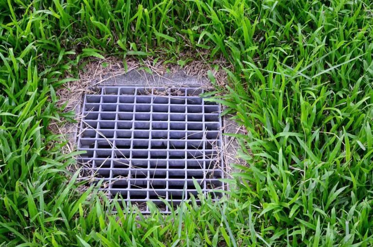 Comment drainer efficacement un terrain gorgé d'eau 10 un terrain avec des drains visibles