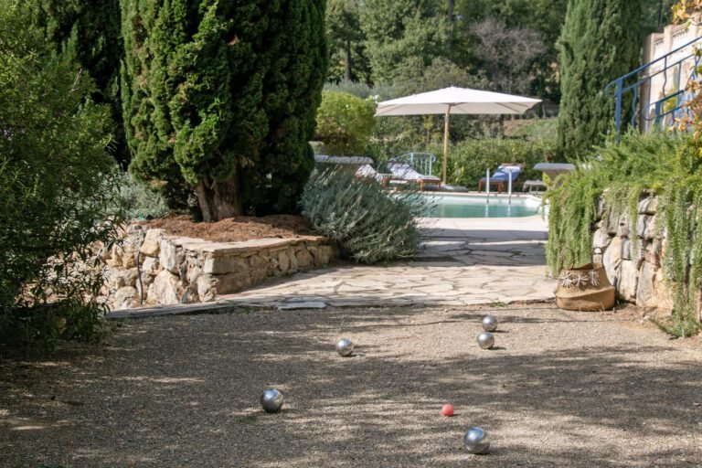 Comment bien faire son terrain de pétanque chez soi 30 un terrain de petanque bien amenage